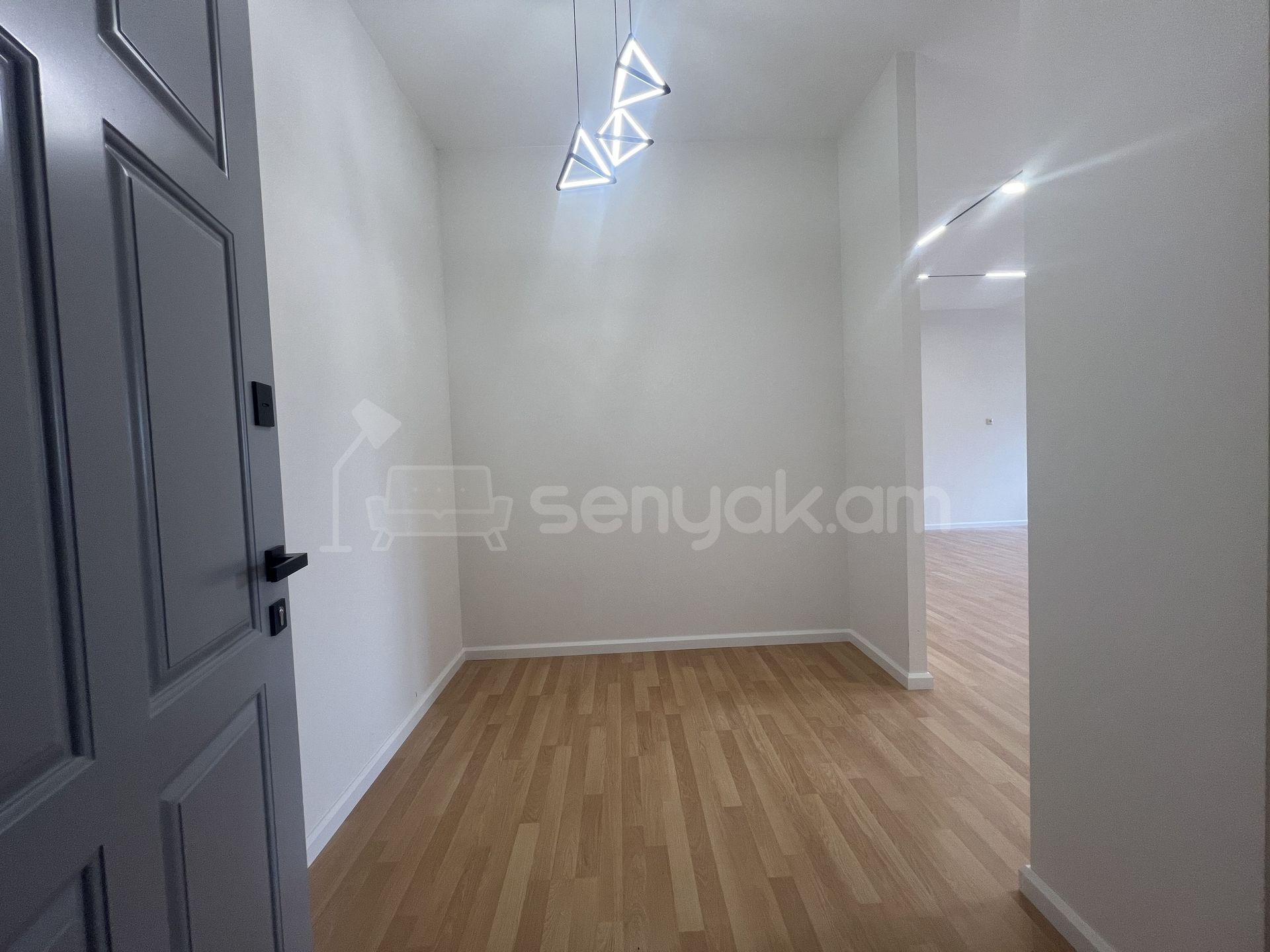 4 Սենյականոց Բնակարան Քարե Շենքում, 90քմ, 4/4 հարկ, Կապիտալ Վերանորոգված