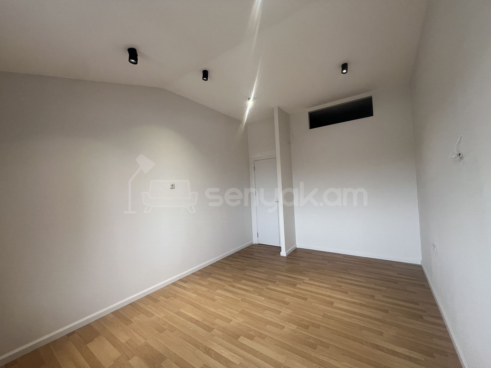 4 Սենյականոց Բնակարան Քարե Շենքում, 90քմ, 4/4 հարկ, Կապիտալ Վերանորոգված