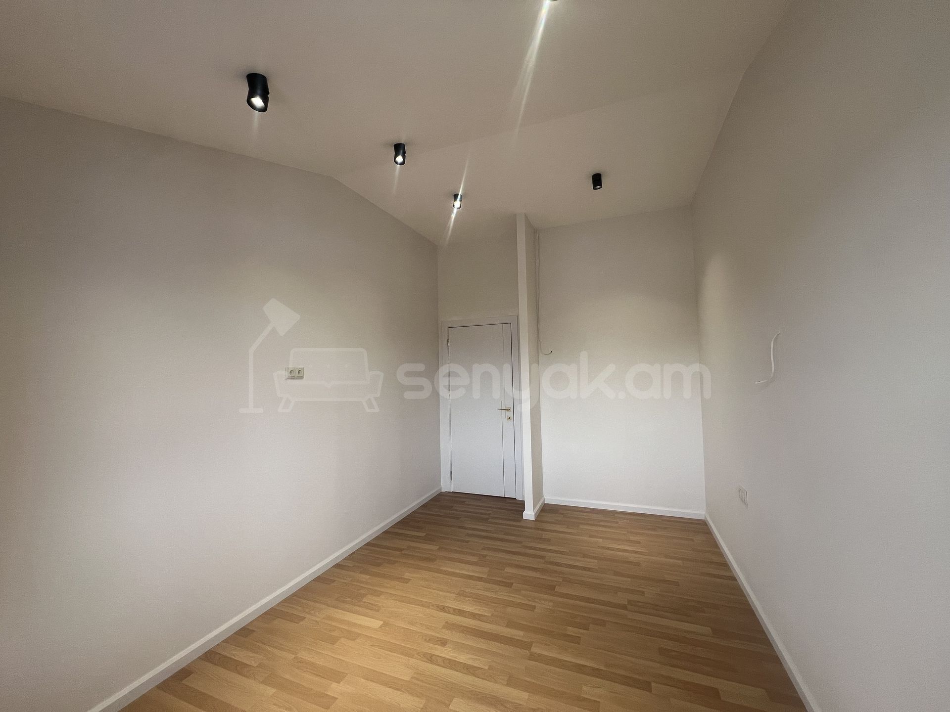 4 Սենյականոց Բնակարան Քարե Շենքում, 90քմ, 4/4 հարկ, Կապիտալ Վերանորոգված