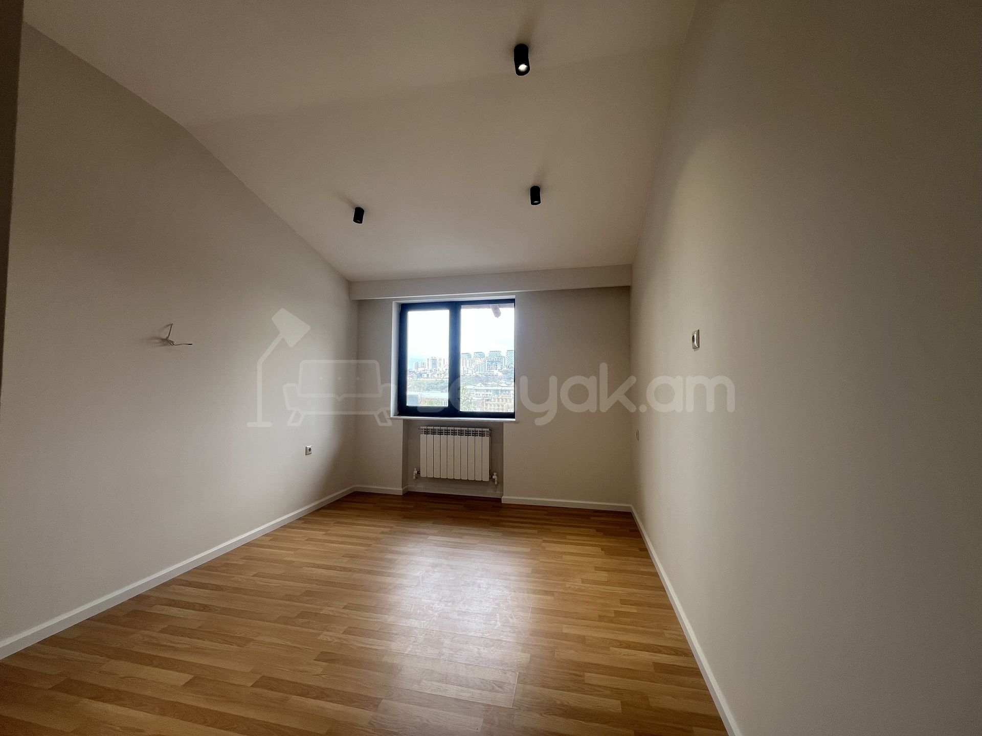 4 Սենյականոց Բնակարան Քարե Շենքում, 90քմ, 4/4 հարկ, Կապիտալ Վերանորոգված