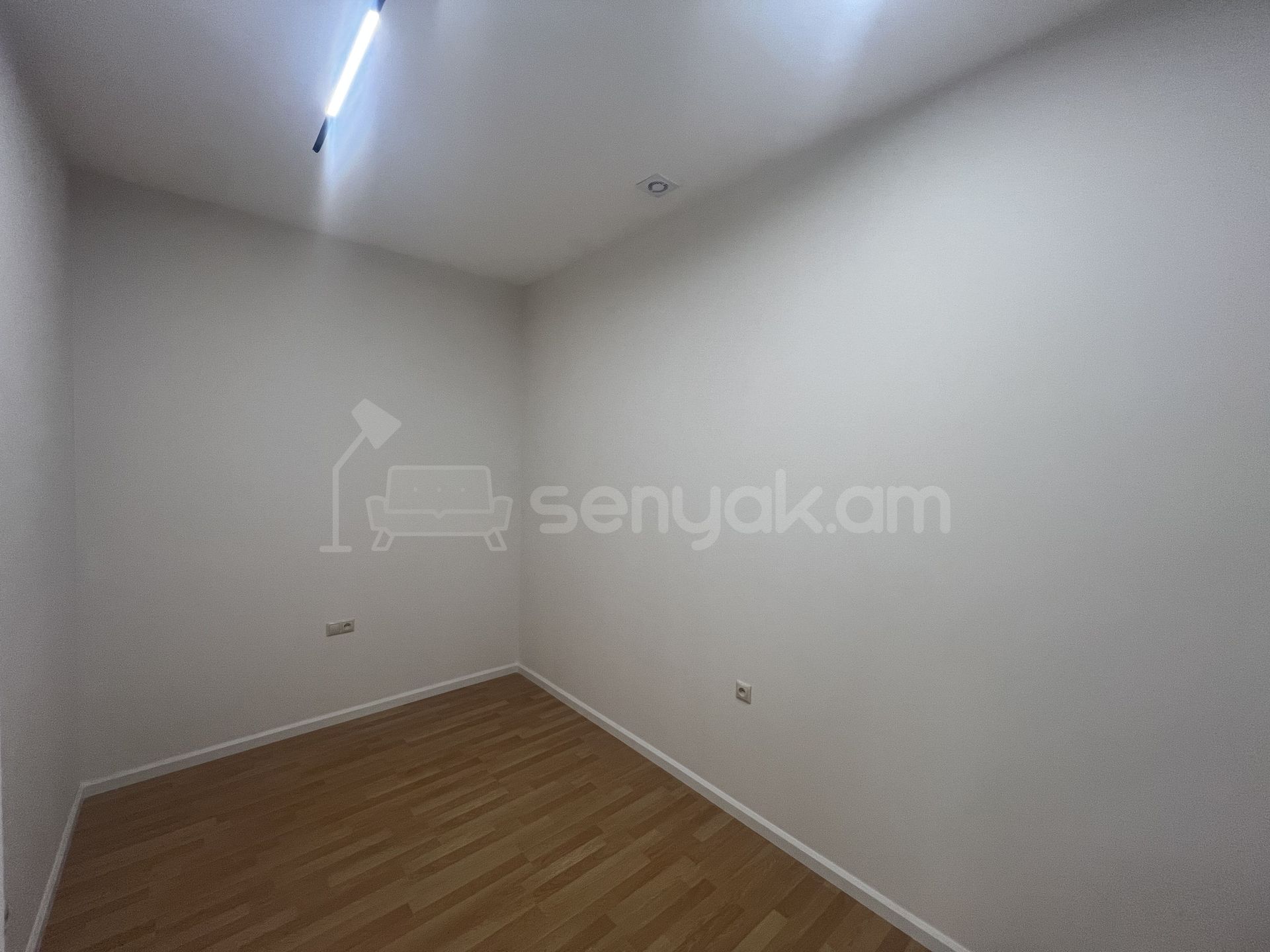 4 Սենյականոց Բնակարան Քարե Շենքում, 90քմ, 4/4 հարկ, Կապիտալ Վերանորոգված