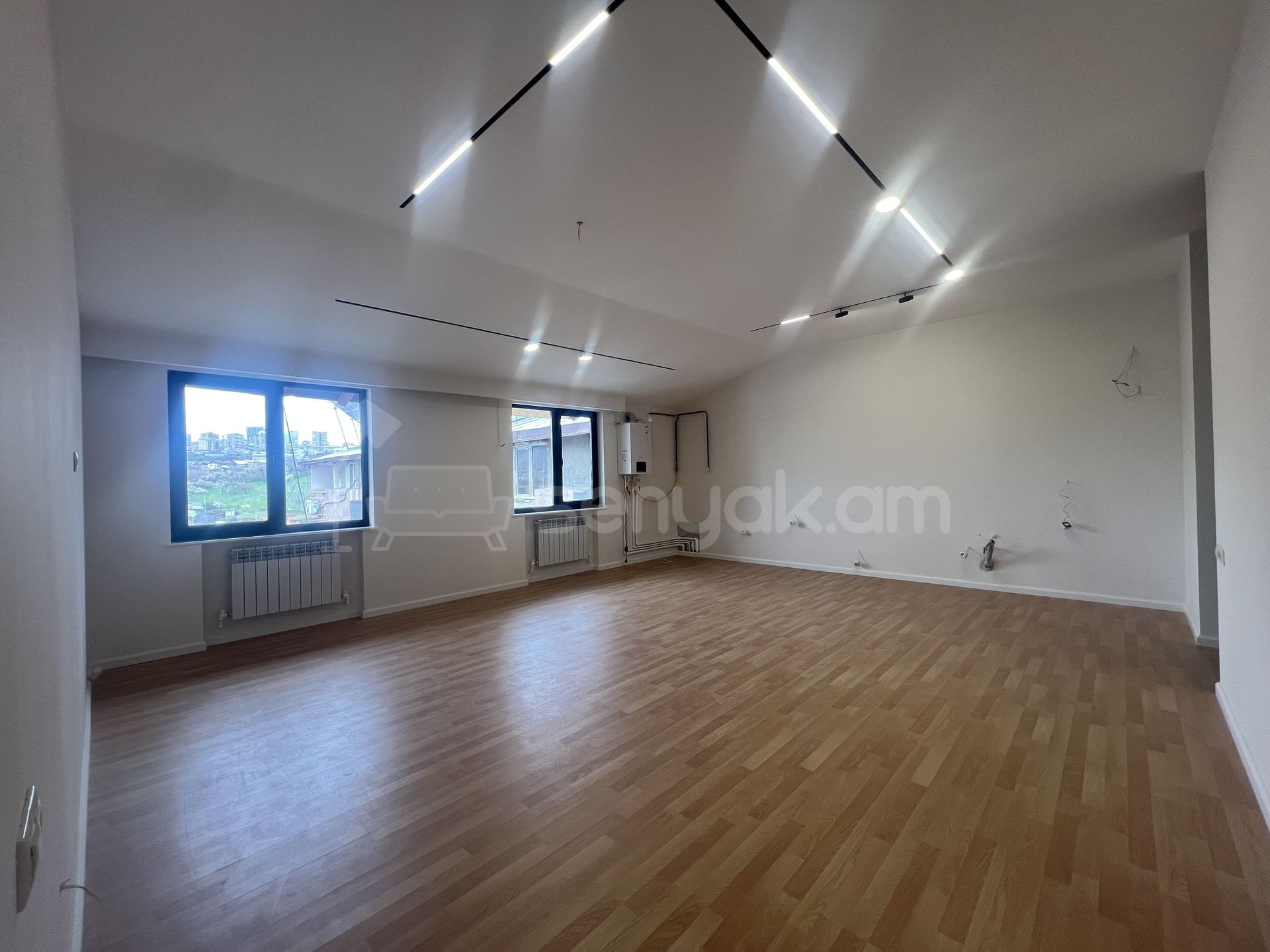 4 Սենյականոց Բնակարան Քարե Շենքում, 90քմ, 4/4 հարկ, Կապիտալ Վերանորոգված