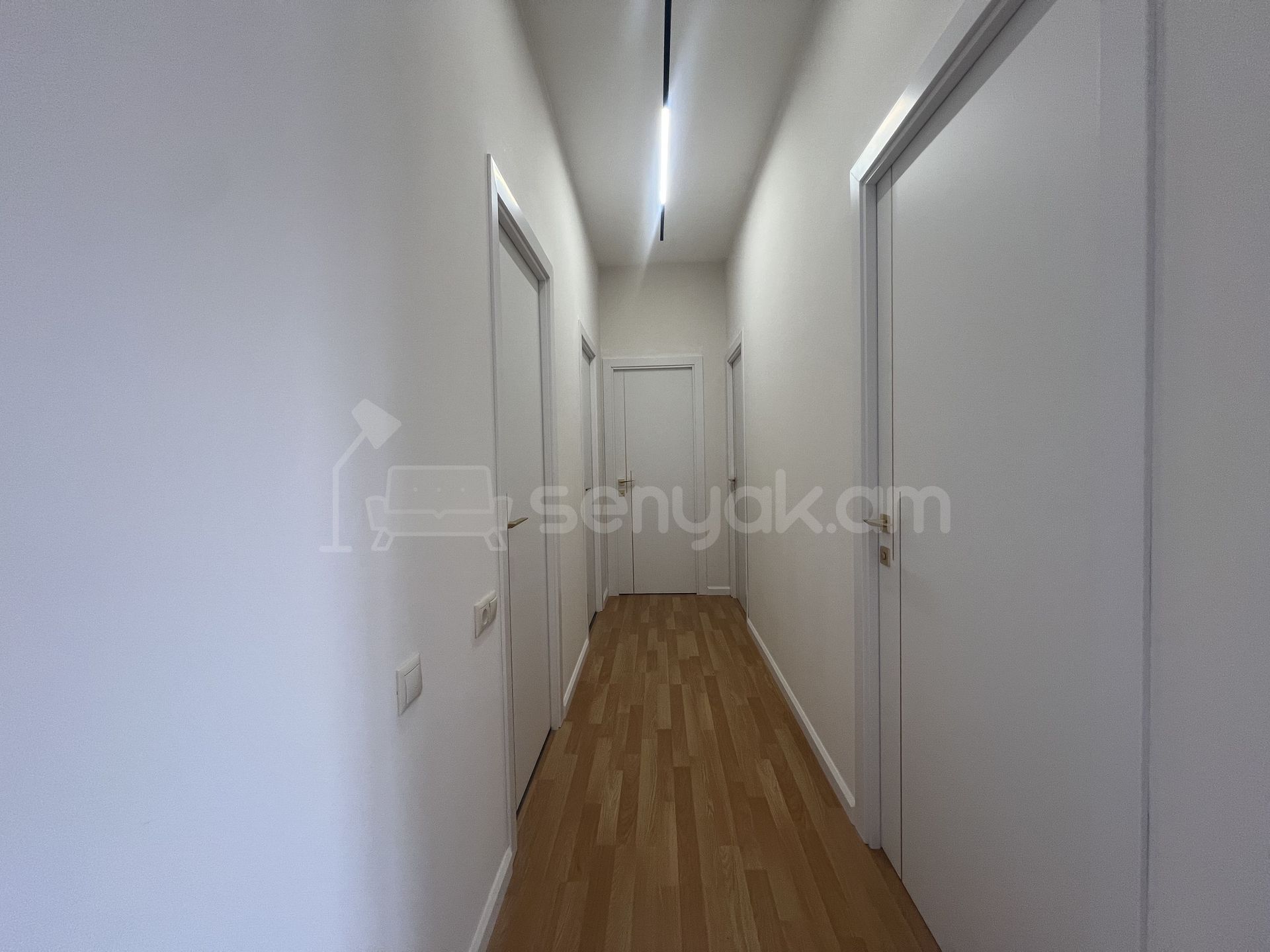 4 Սենյականոց Բնակարան Քարե Շենքում, 90քմ, 4/4 հարկ, Կապիտալ Վերանորոգված