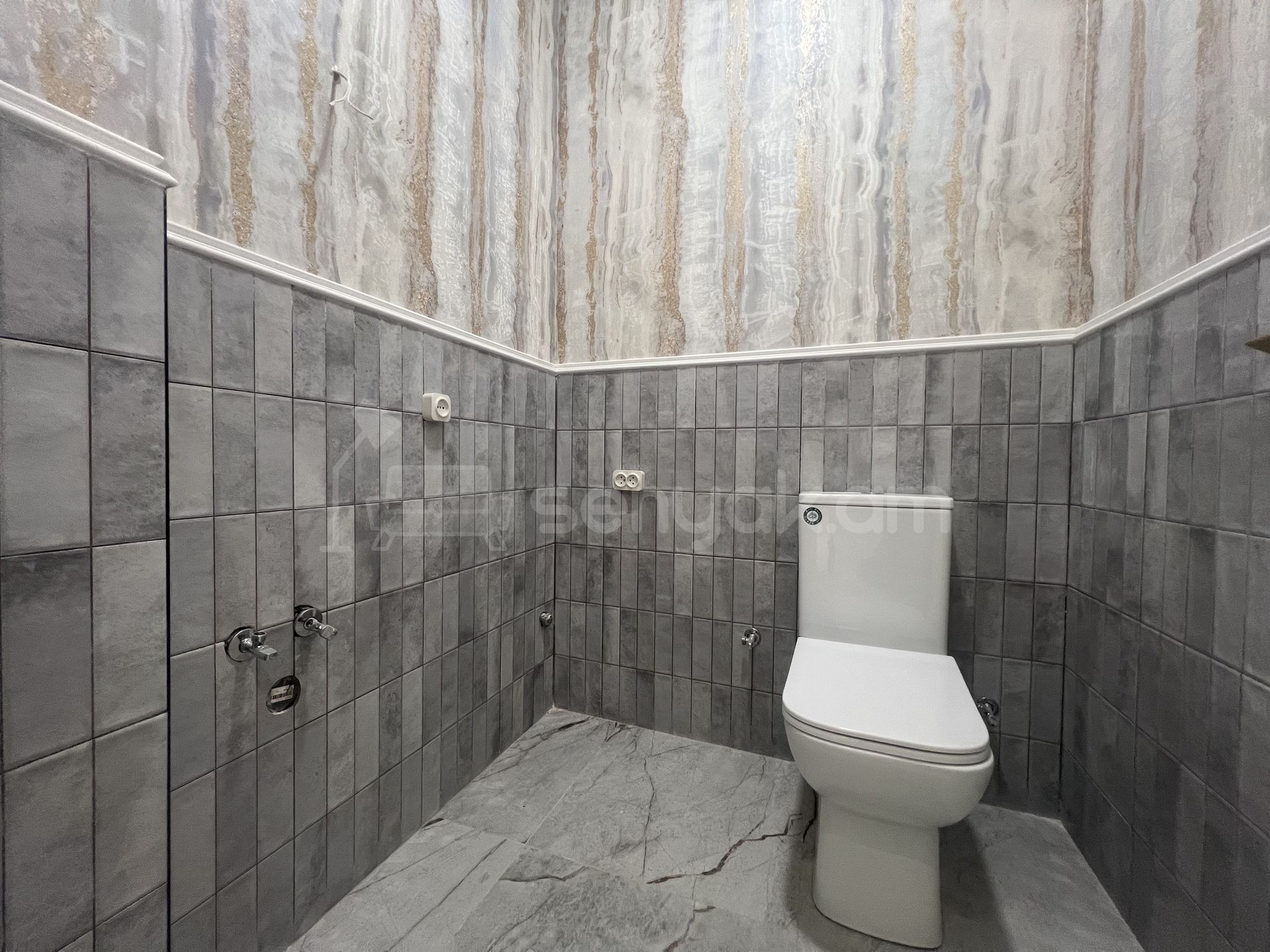 4 Սենյականոց Բնակարան Քարե Շենքում, 90քմ, 4/4 հարկ, Կապիտալ Վերանորոգված