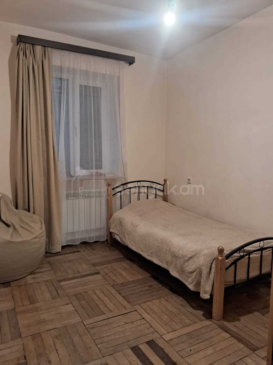 6 Սենյականոց Բնակարան Քարե Շենքում, 109քմ, 1/5 հարկ, Նորմալ Վիճակում