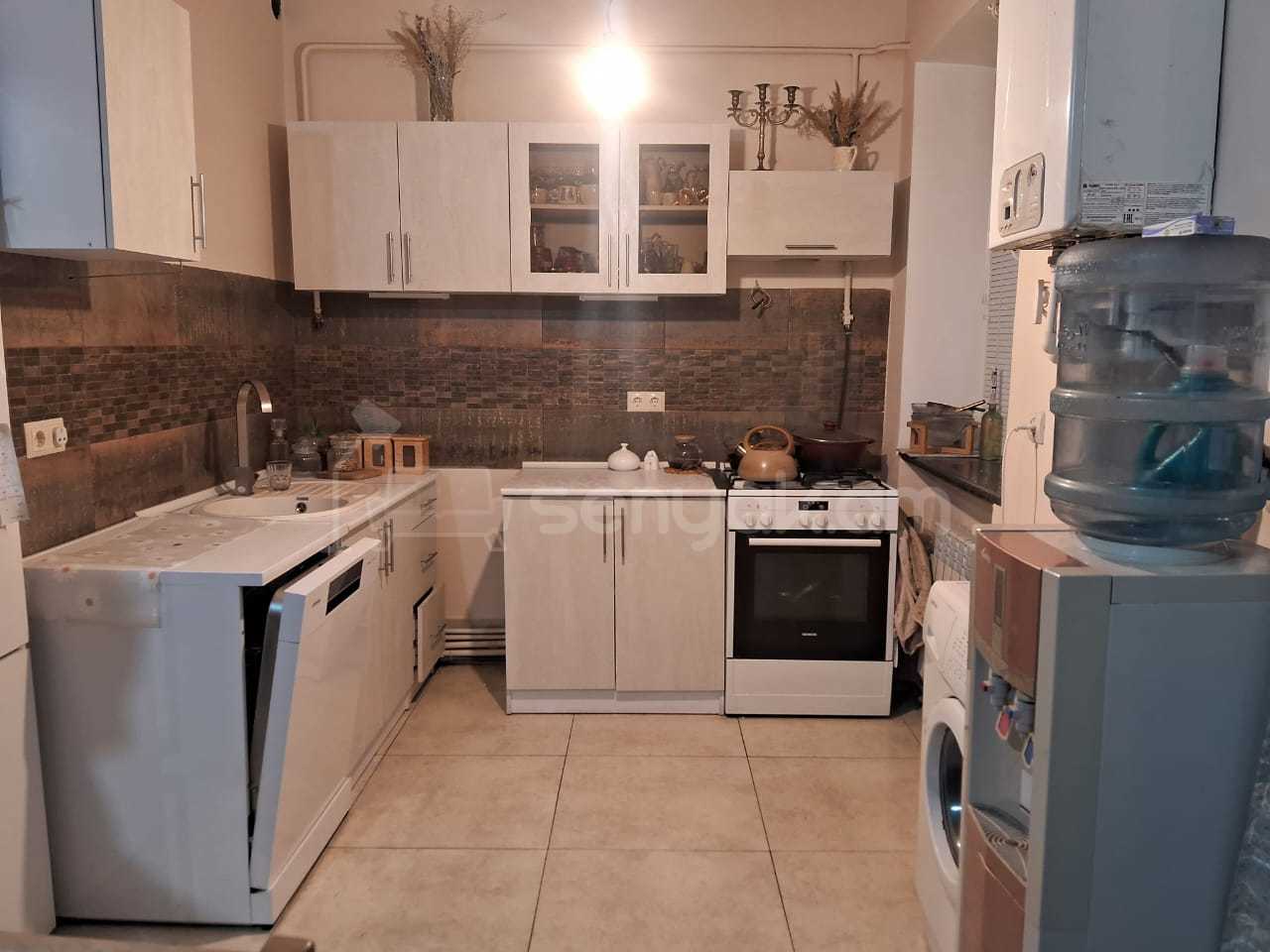 6 Սենյականոց Բնակարան Քարե Շենքում, 109քմ, 1/5 հարկ, Նորմալ Վիճակում