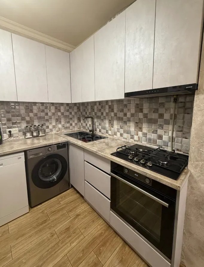 3 Սենյականոց Բնակարան Քարե Շենքում, 65քմ, 5/5 հարկ, Կապիտալ Վերանորոգված