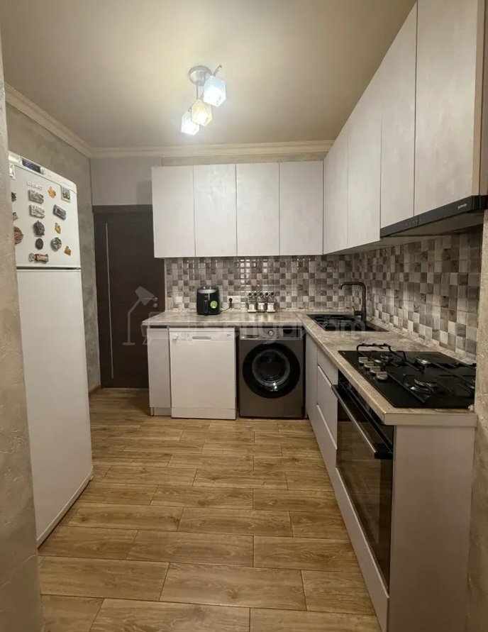 3 Սենյականոց Բնակարան Քարե Շենքում, 65քմ, 5/5 հարկ, Կապիտալ Վերանորոգված