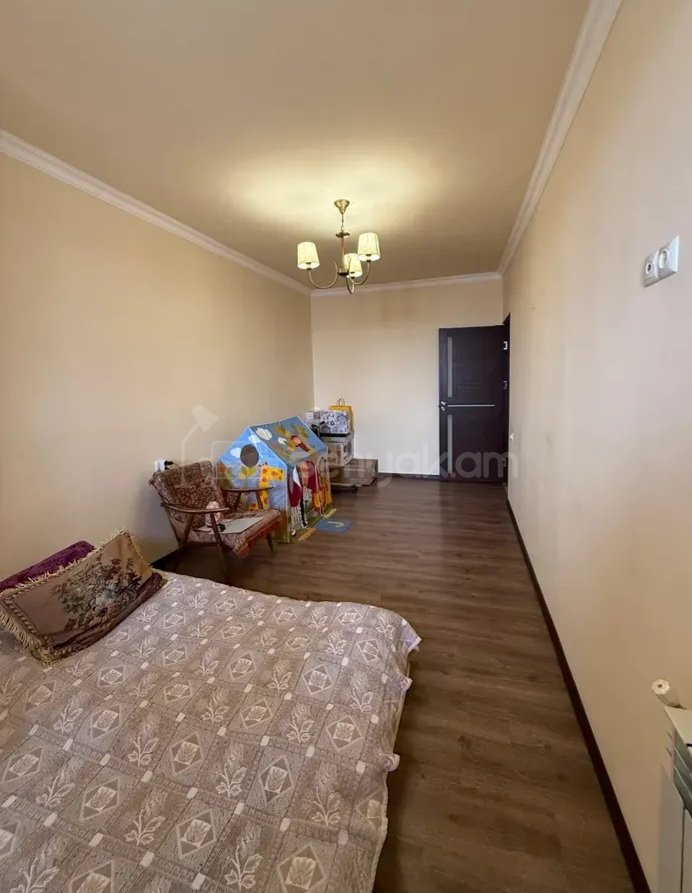 3 Սենյականոց Բնակարան Քարե Շենքում, 65քմ, 5/5 հարկ, Կապիտալ Վերանորոգված