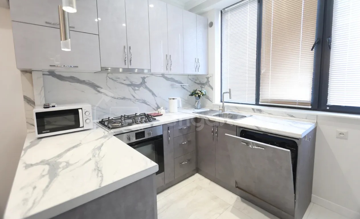 3 Սենյականոց Բնակարան, 71քմ, 8/9 հարկ, Դիզայներական Վերանորոգված, Կահավորված, Արևկող