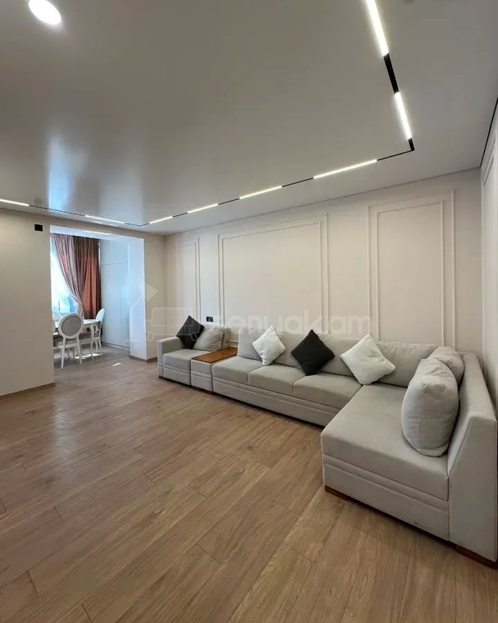 3 Սենյականոց Բնակարան Քարե Շենքում, 75քմ, 3/4 հարկ, Դիզայներական Վերանորոգված