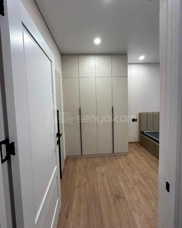 3 Սենյականոց Բնակարան Քարե Շենքում, 75քմ, 3/4 հարկ, Դիզայներական Վերանորոգված