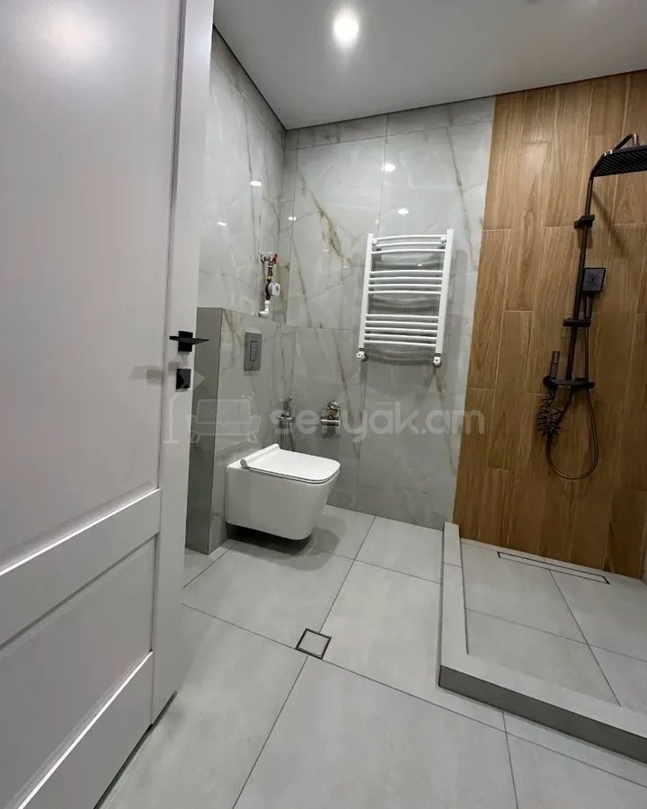 3 Սենյականոց Բնակարան Քարե Շենքում, 75քմ, 3/4 հարկ, Դիզայներական Վերանորոգված