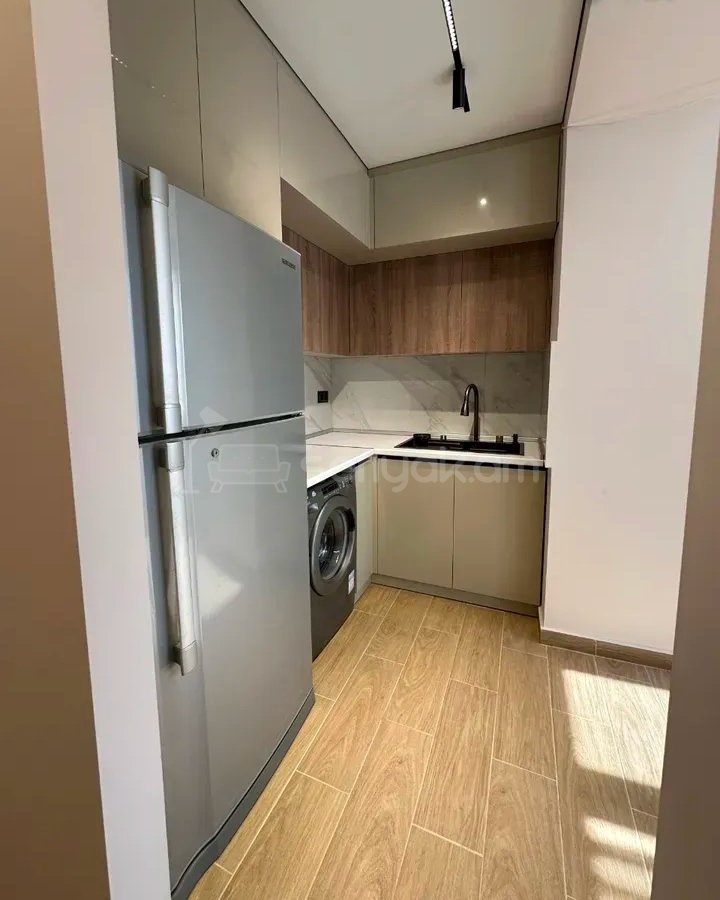 3 Սենյականոց Բնակարան Քարե Շենքում, 75քմ, 3/4 հարկ, Դիզայներական Վերանորոգված