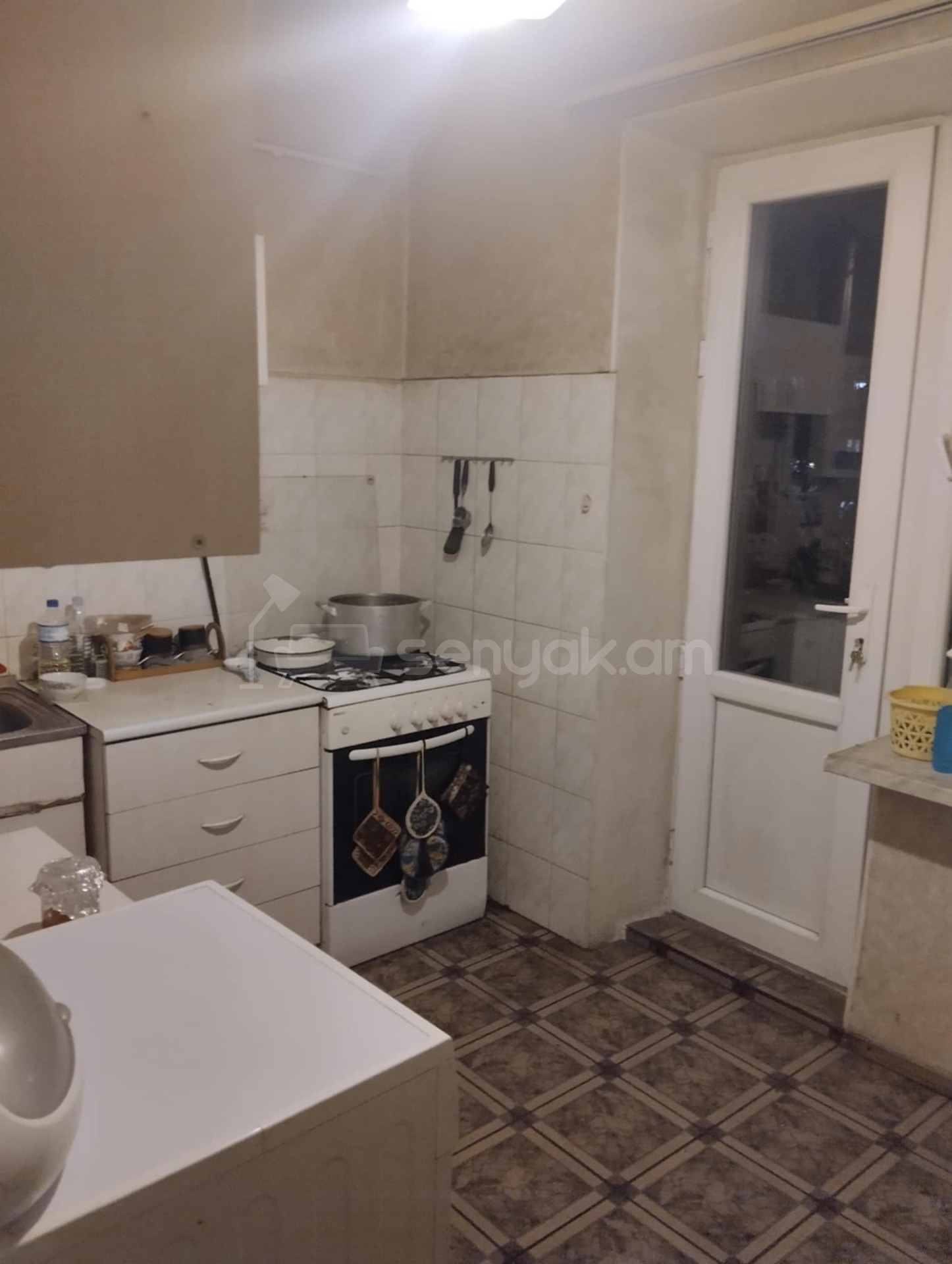 2 Սենյականոց Բնակարան Քարե Շենքում, 45քմ, 4/5 հարկ, Նորմալ Վիճակում, Կահավորված