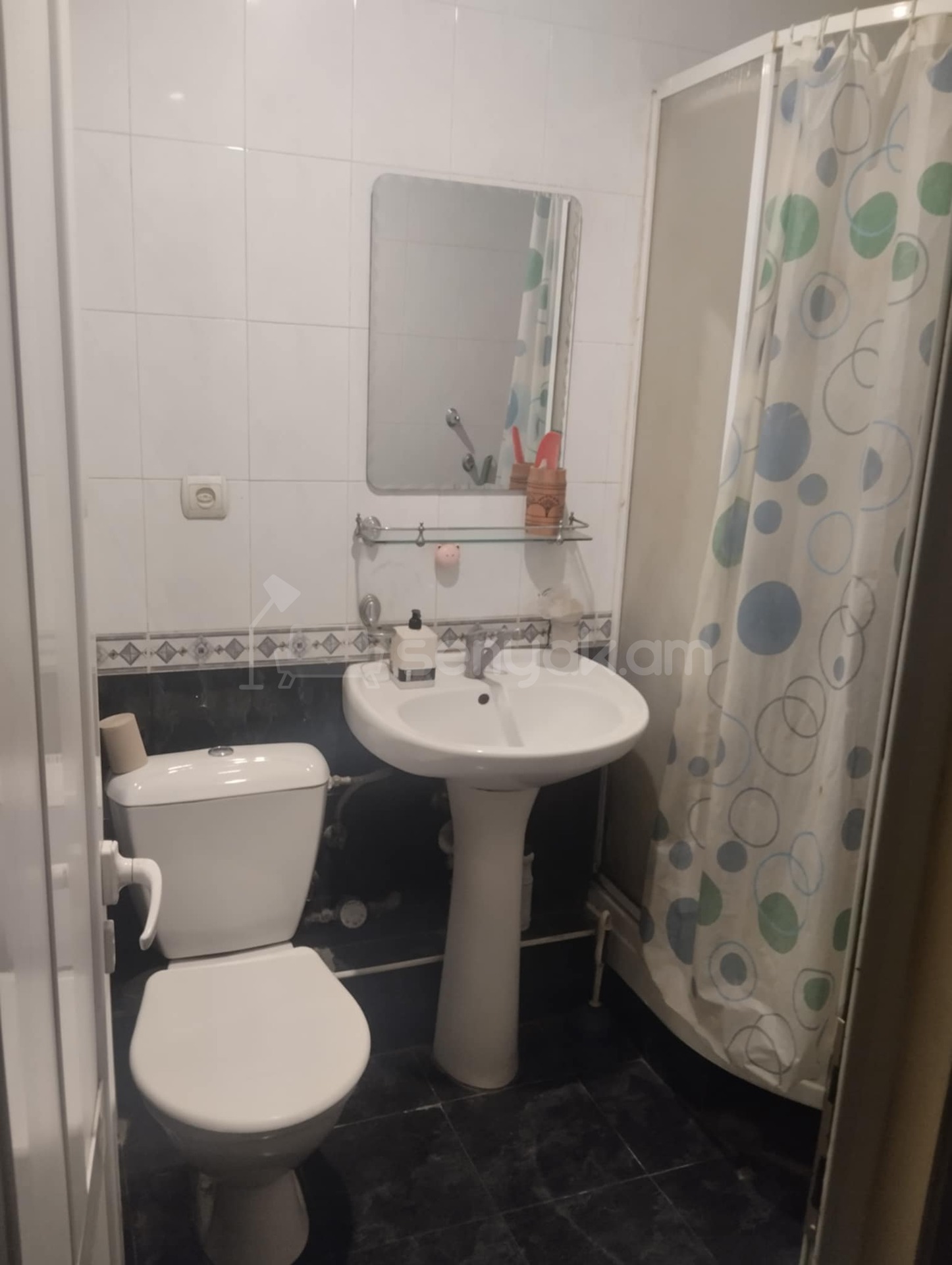 2 Սենյականոց Բնակարան Քարե Շենքում, 45քմ, 4/5 հարկ, Նորմալ Վիճակում, Կահավորված