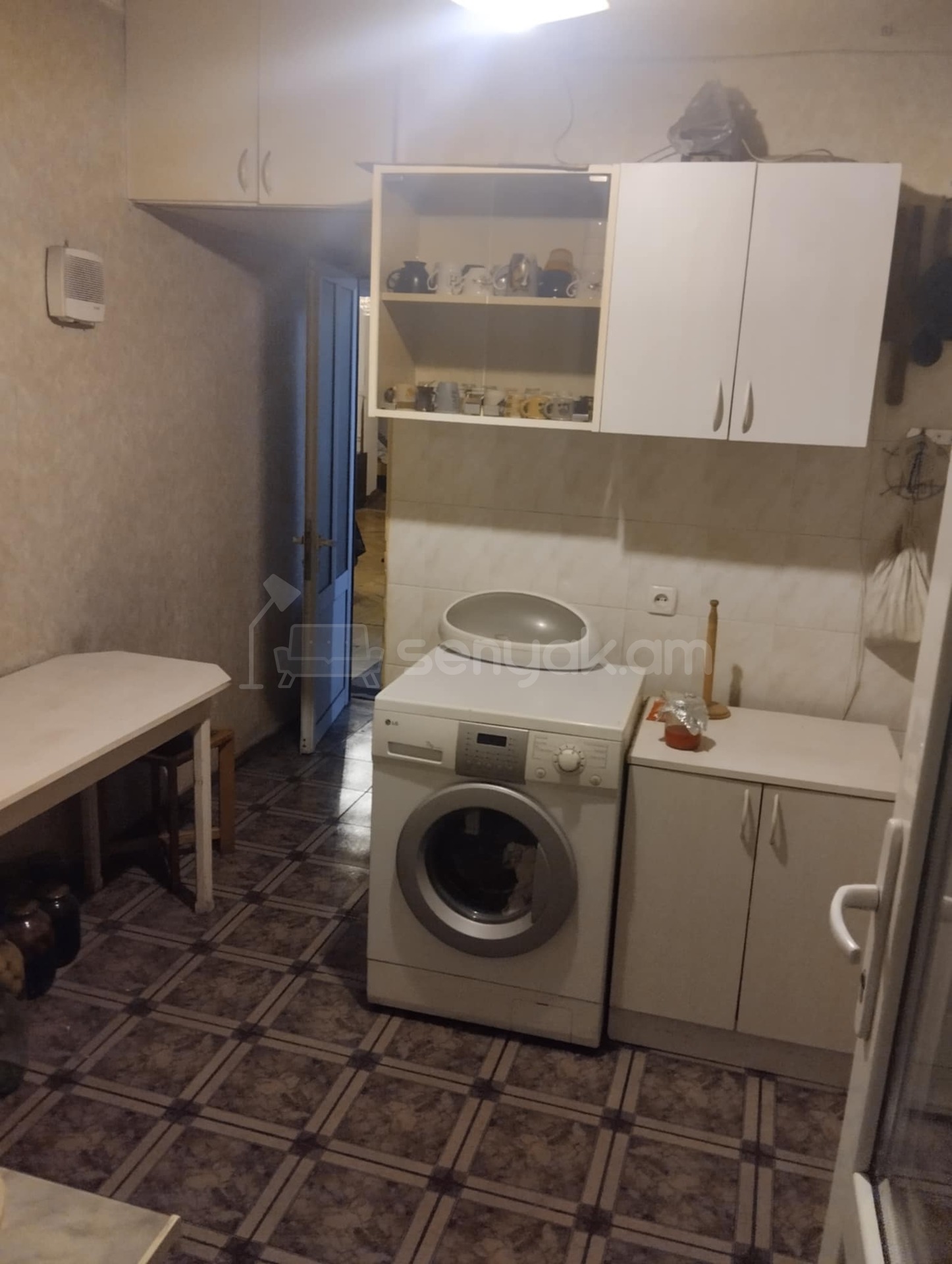 2 Սենյականոց Բնակարան Քարե Շենքում, 45քմ, 4/5 հարկ, Նորմալ Վիճակում, Կահավորված