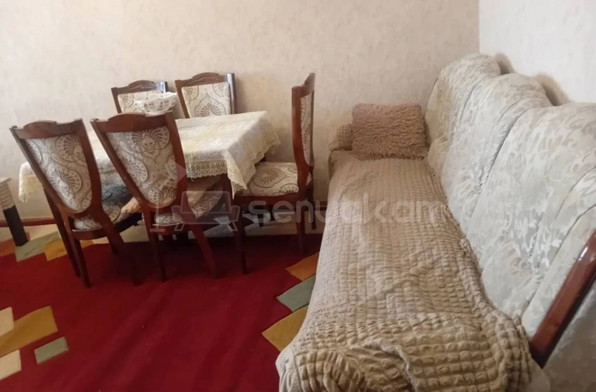 3 Սենյականոց Բնակարան Քարե Շենքում, 60քմ, 3/5 հարկ, Նորմալ Վիճակում, Կահավորված, Արևկող