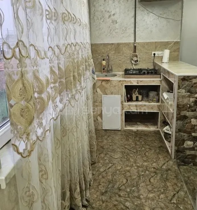 3 Սենյականոց Բնակարան Քարե Շենքում, 76քմ, 2/5 հարկ, Կապիտալ Վերանորոգված, Կահավորված