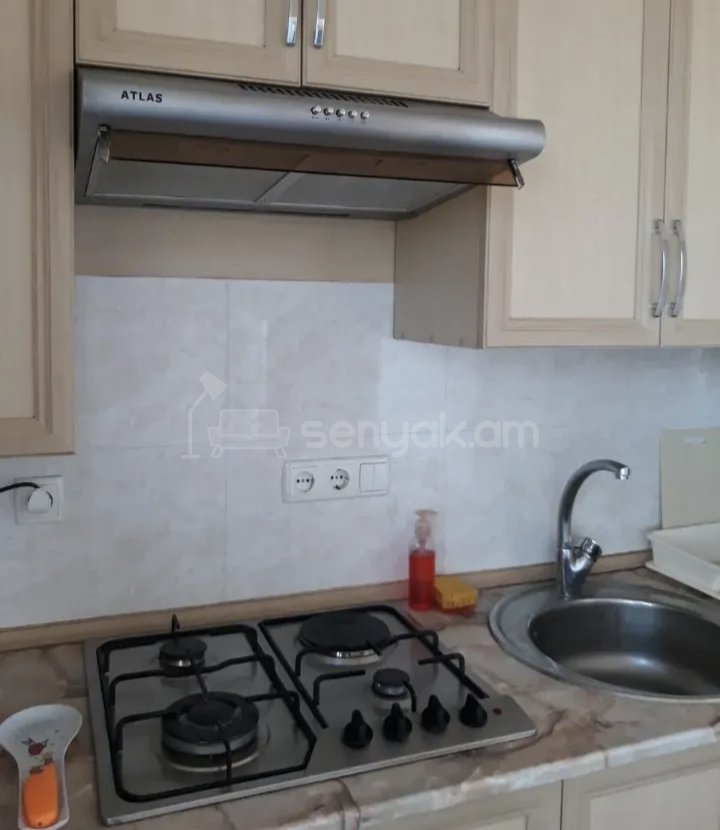 1 Սենյականոց Բնակարան Քարե Շենքում, 45քմ, 3/5 հարկ, Նորմալ Վիճակում, Կահավորված