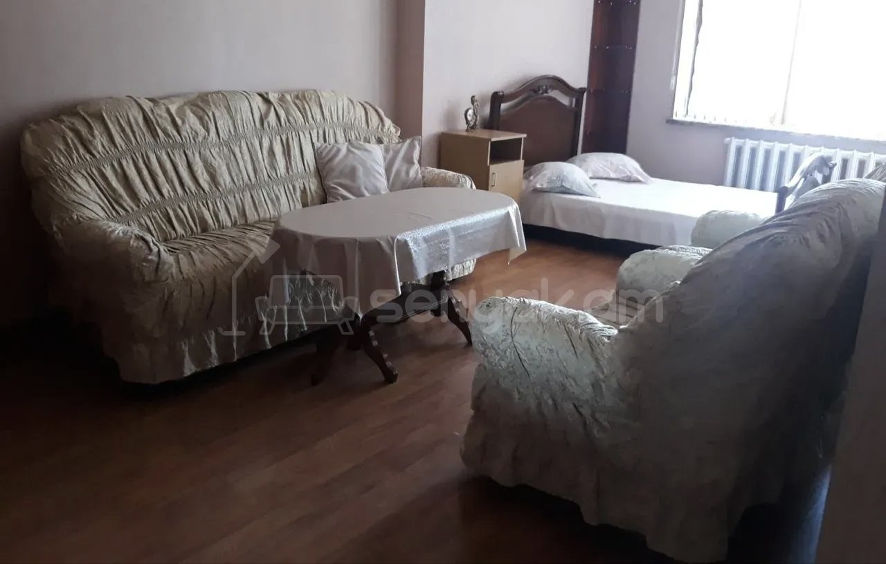 1 Սենյականոց Բնակարան Քարե Շենքում, 45քմ, 3/5 հարկ, Նորմալ Վիճակում, Կահավորված