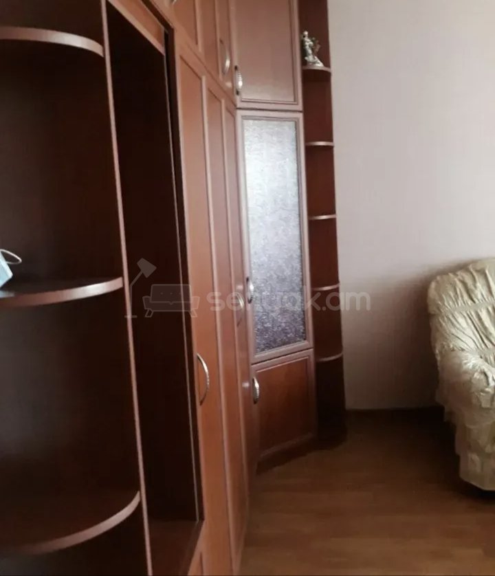 1 Սենյականոց Բնակարան Քարե Շենքում, 45քմ, 3/5 հարկ, Նորմալ Վիճակում, Կահավորված