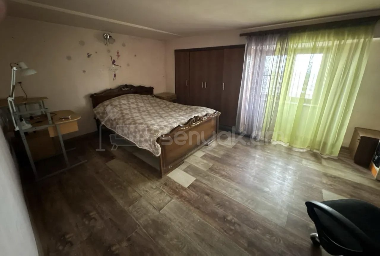 2 Սենյականոց Բնակարան Քարե Շենքում, 56քմ, 4/9 հարկ, Նորմալ Վիճակում, Կահավորված, Արևկող