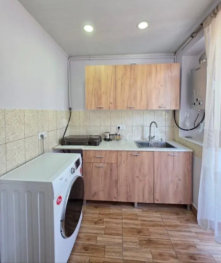 2 Սենյականոց Բնակարան Քարե Շենքում, 56քմ, 4/9 հարկ, Նորմալ Վիճակում, Կահավորված, Արևկող