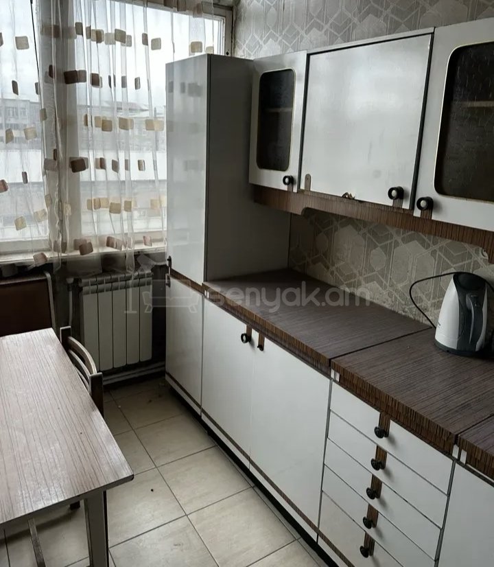 3 Սենյականոց Բնակարան Քարե Շենքում, 77քմ, 5/9 հարկ, Նորմալ Վիճակում, Կահավորված, Արևկող