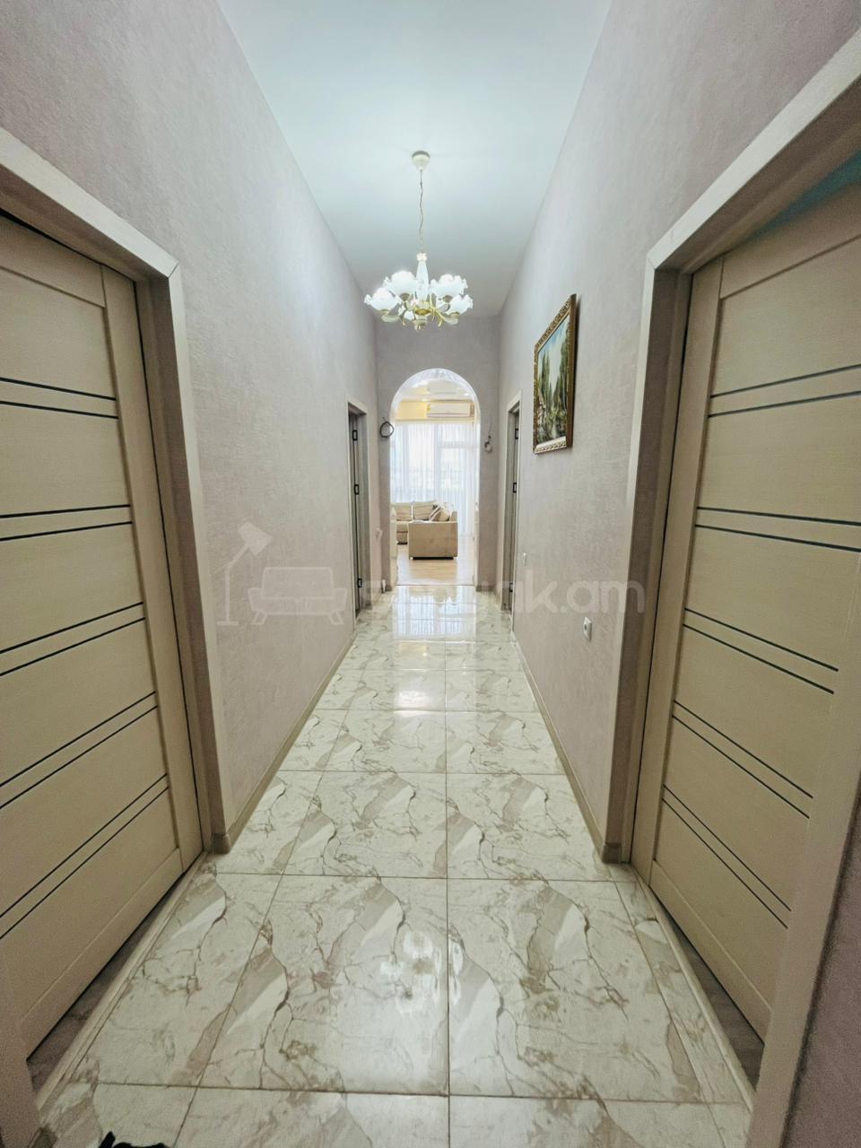 5 Սենյականոց Բնակարան Քարե Շենքում, 98քմ, 4/4 հարկ, Կապիտալ Վերանորոգված