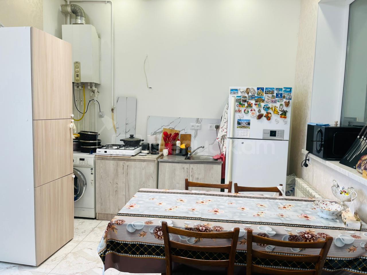 5 Սենյականոց Բնակարան Քարե Շենքում, 98քմ, 4/4 հարկ, Կապիտալ Վերանորոգված