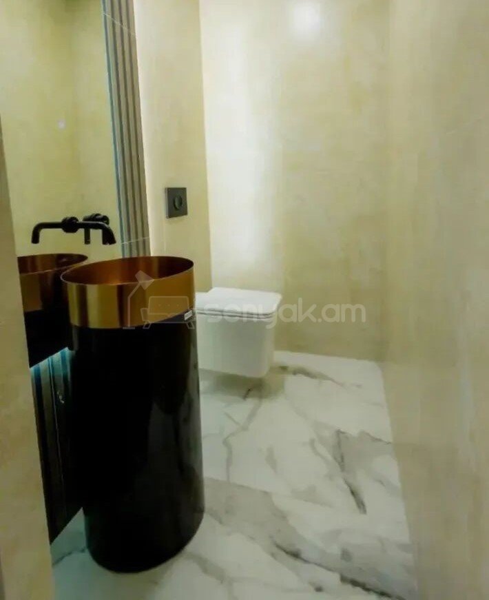 3 Սենյականոց Բնակարան Քարե Շենքում, 76քմ, 4/5 հարկ, Կապիտալ Վերանորոգված