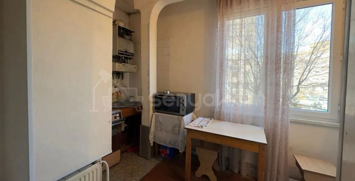 3 Սենյականոց Բնակարան Քարե Շենքում, 100քմ, 2/5 հարկ, Կոսմետիկ Վերանորոգված