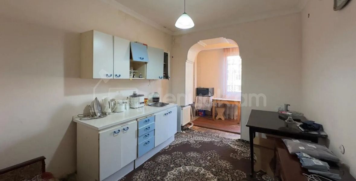 3 Սենյականոց Բնակարան Քարե Շենքում, 100քմ, 2/5 հարկ, Կոսմետիկ Վերանորոգված