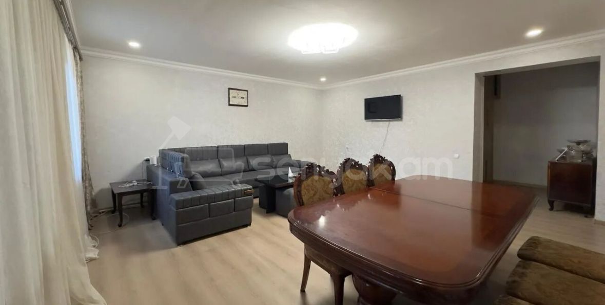 3 Սենյականոց Բնակարան Քարե Շենքում, 100քմ, 2/5 հարկ, Կոսմետիկ Վերանորոգված