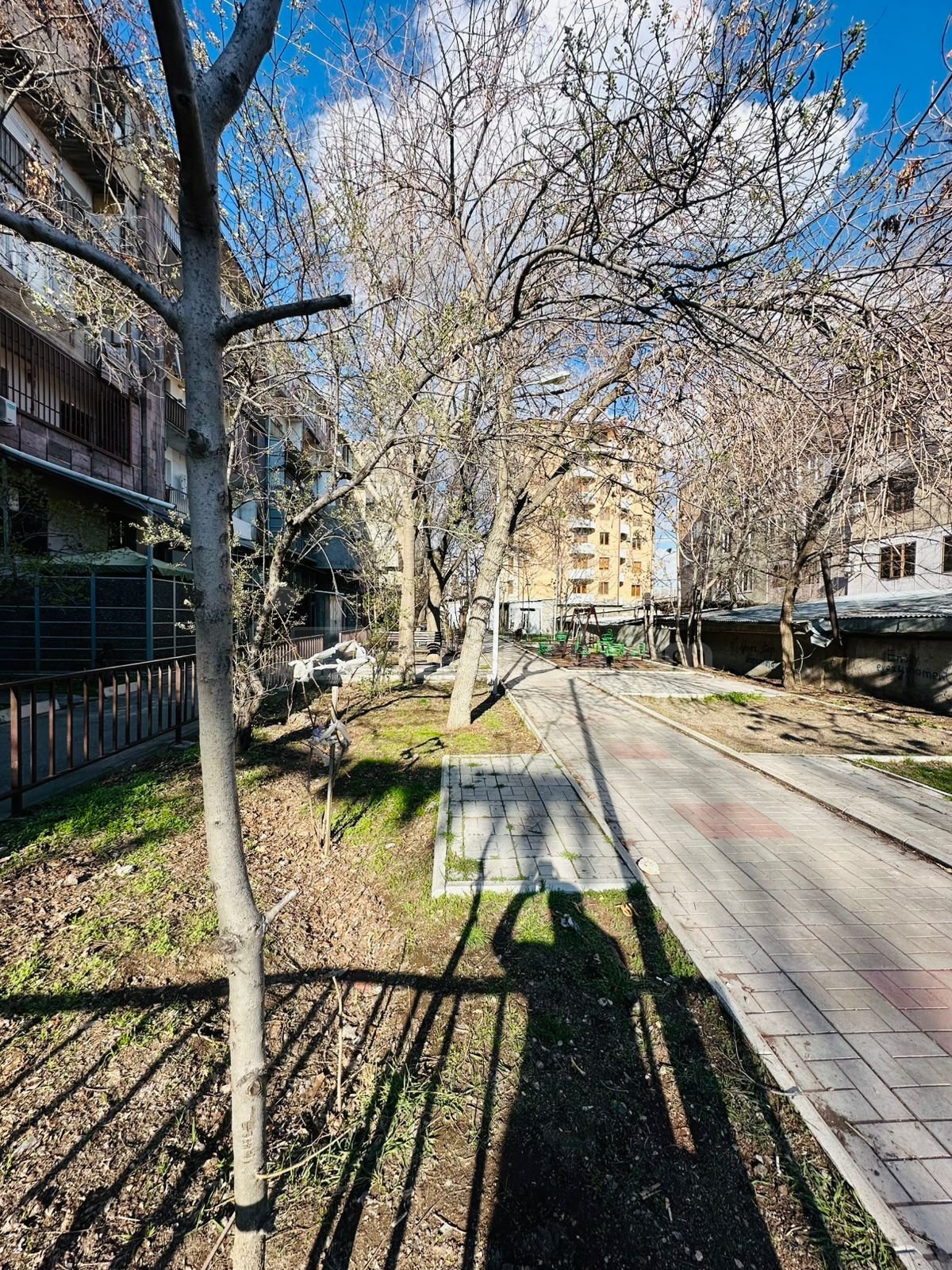 1 Սենյականոց Բնակարան Քարե Շենքում, 40քմ, 4/5 հարկ, Պետական Վիճակում