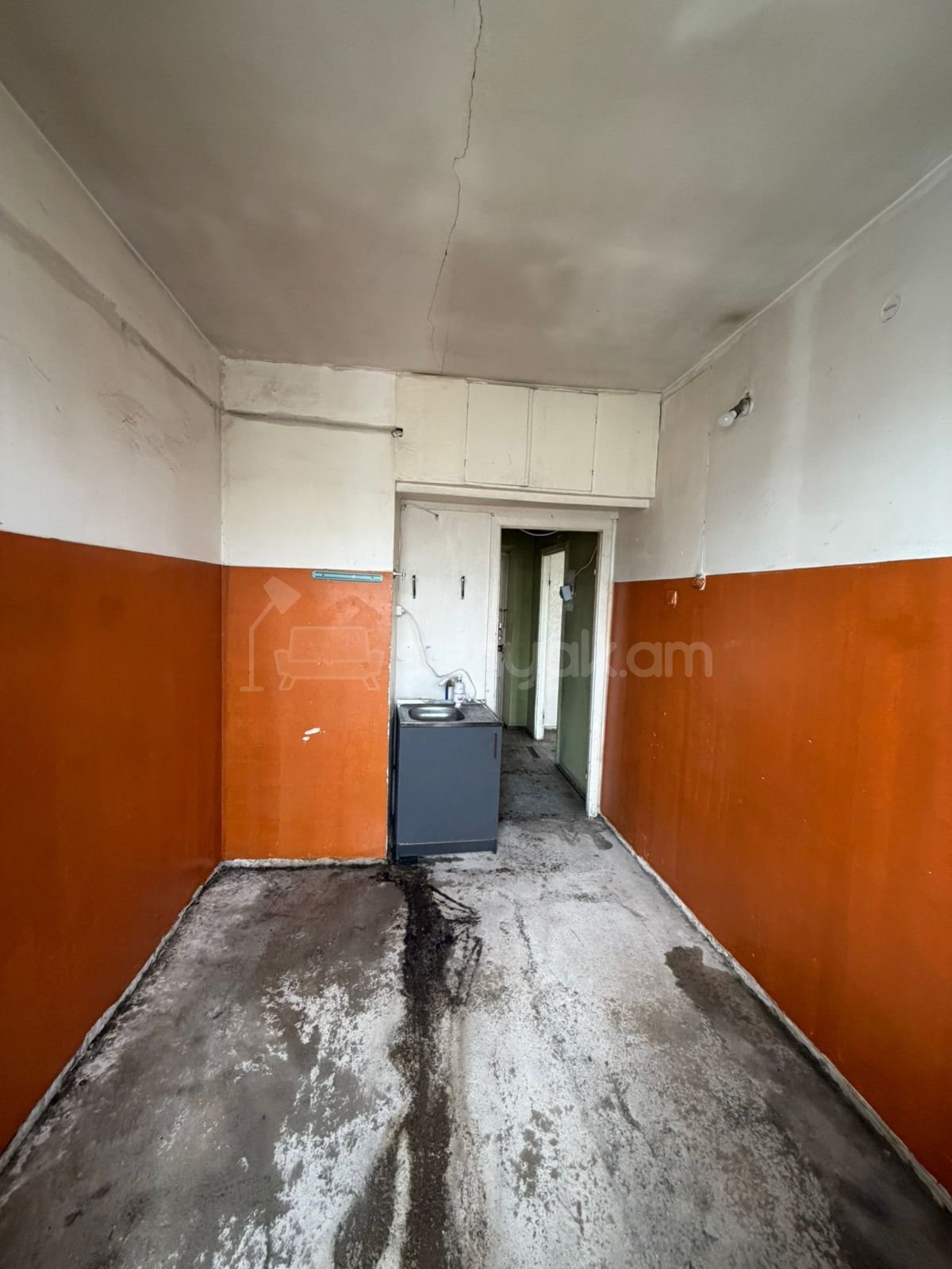 1 Սենյականոց Բնակարան Քարե Շենքում, 40քմ, 4/5 հարկ, Պետական Վիճակում