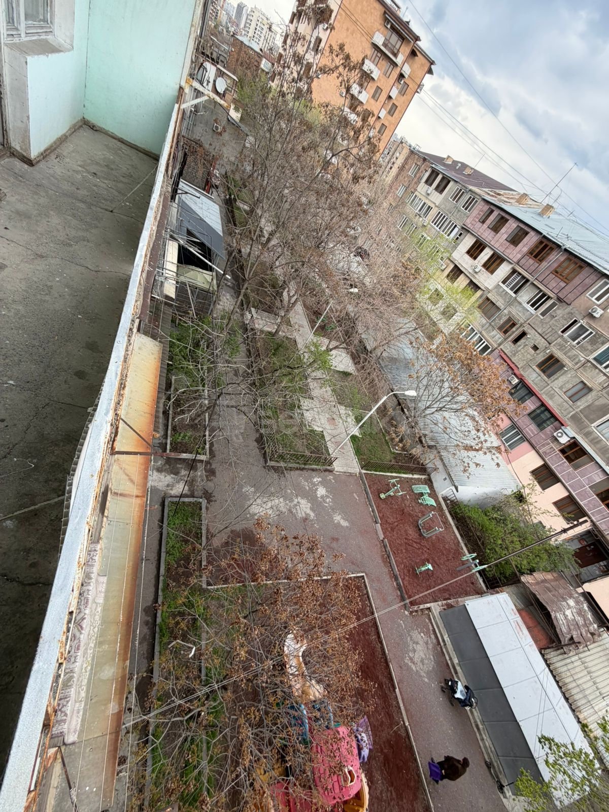 1 Սենյականոց Բնակարան Քարե Շենքում, 40քմ, 4/5 հարկ, Պետական Վիճակում