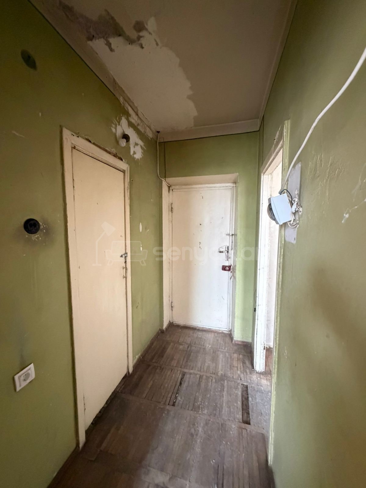 1 Սենյականոց Բնակարան Քարե Շենքում, 40քմ, 4/5 հարկ, Պետական Վիճակում