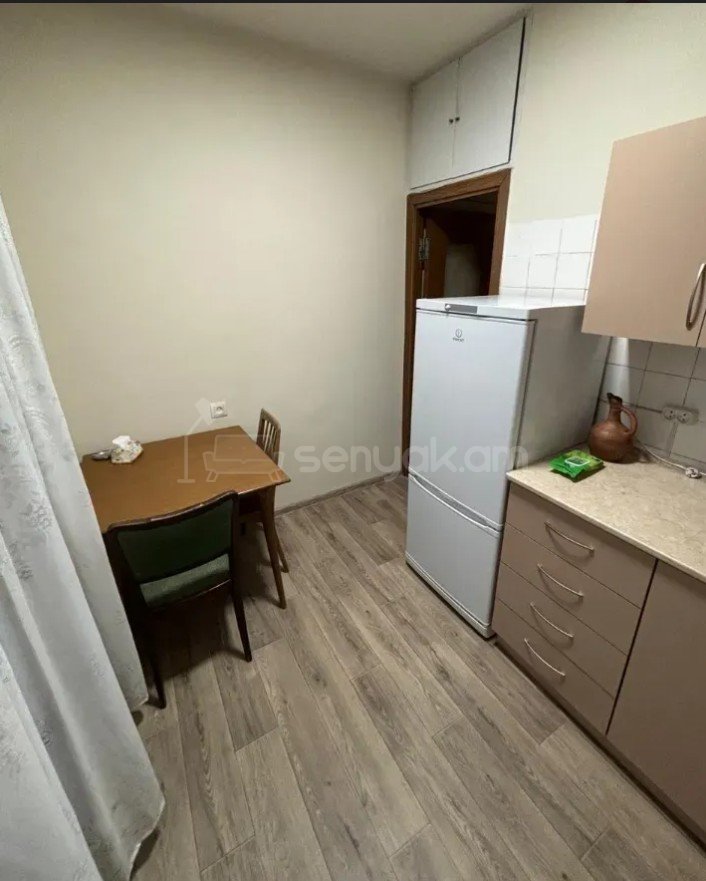 2 Սենյականոց Բնակարան Քարե Շենքում, 60քմ, 4/5 հարկ, Նորմալ Վիճակում, Կահավորված, Արևկող