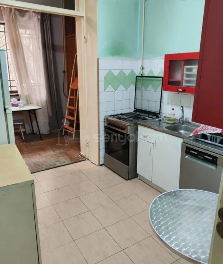 3 Սենյականոց Բնակարան Քարե Շենքում, 70քմ, 2/4 հարկ, Նորմալ Վիճակում