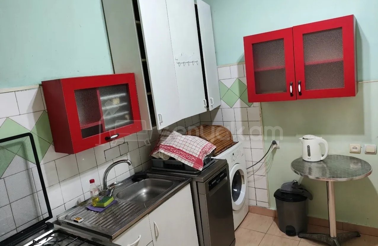 3 Սենյականոց Բնակարան Քարե Շենքում, 70քմ, 2/4 հարկ, Նորմալ Վիճակում