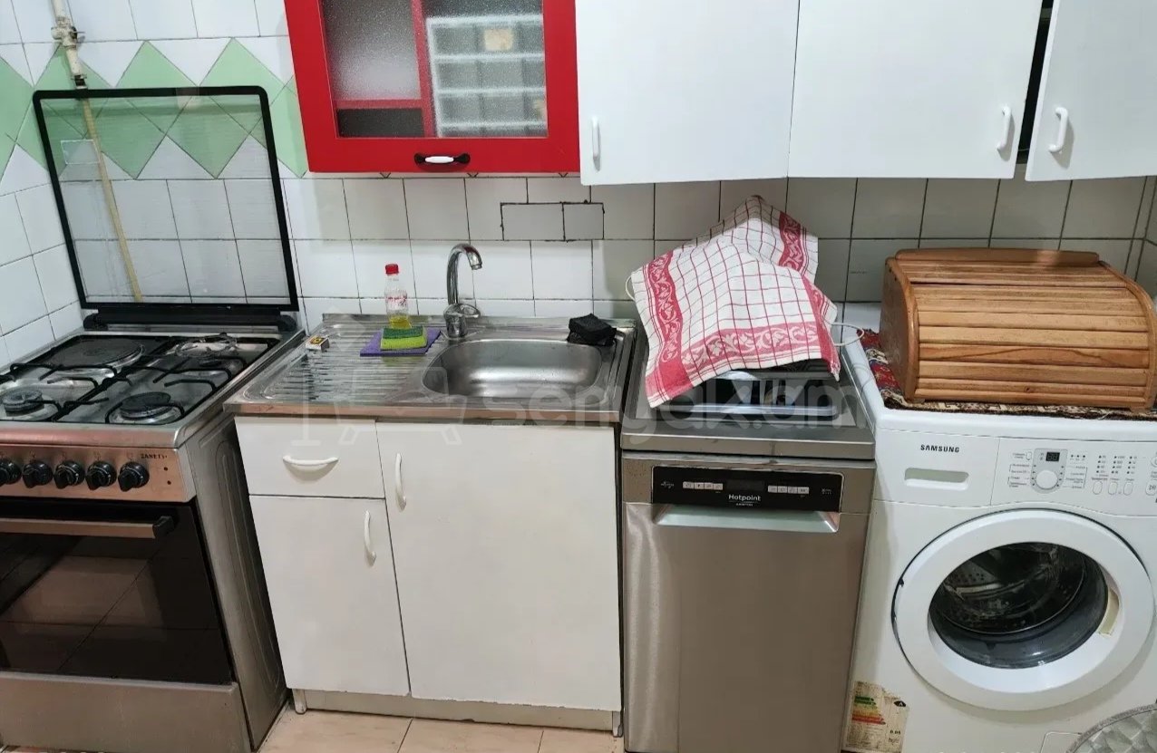 3 Սենյականոց Բնակարան Քարե Շենքում, 70քմ, 2/4 հարկ, Նորմալ Վիճակում