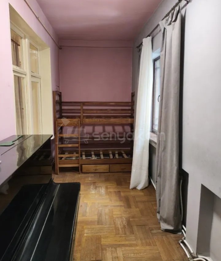 3 Սենյականոց Բնակարան Քարե Շենքում, 70քմ, 2/4 հարկ, Նորմալ Վիճակում