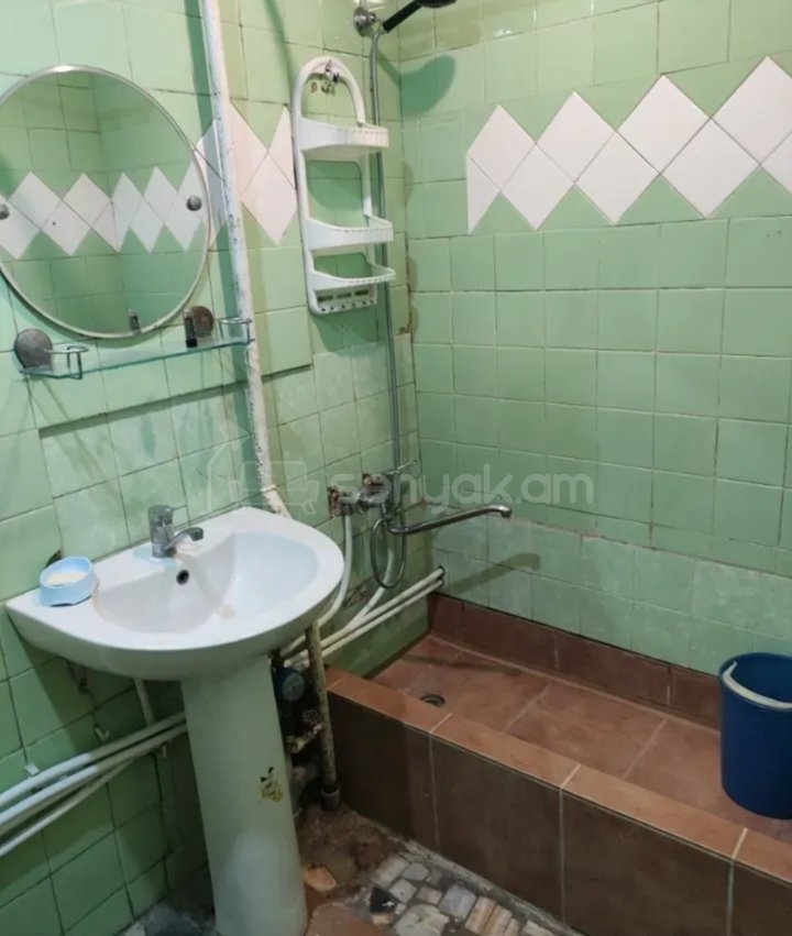 3 Սենյականոց Բնակարան Քարե Շենքում, 70քմ, 2/4 հարկ, Նորմալ Վիճակում