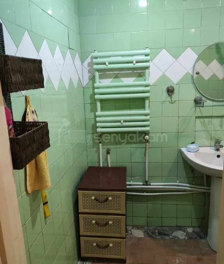 3 Սենյականոց Բնակարան Քարե Շենքում, 70քմ, 2/4 հարկ, Նորմալ Վիճակում