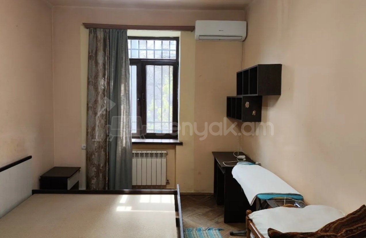 3 Սենյականոց Բնակարան Քարե Շենքում, 70քմ, 2/4 հարկ, Նորմալ Վիճակում