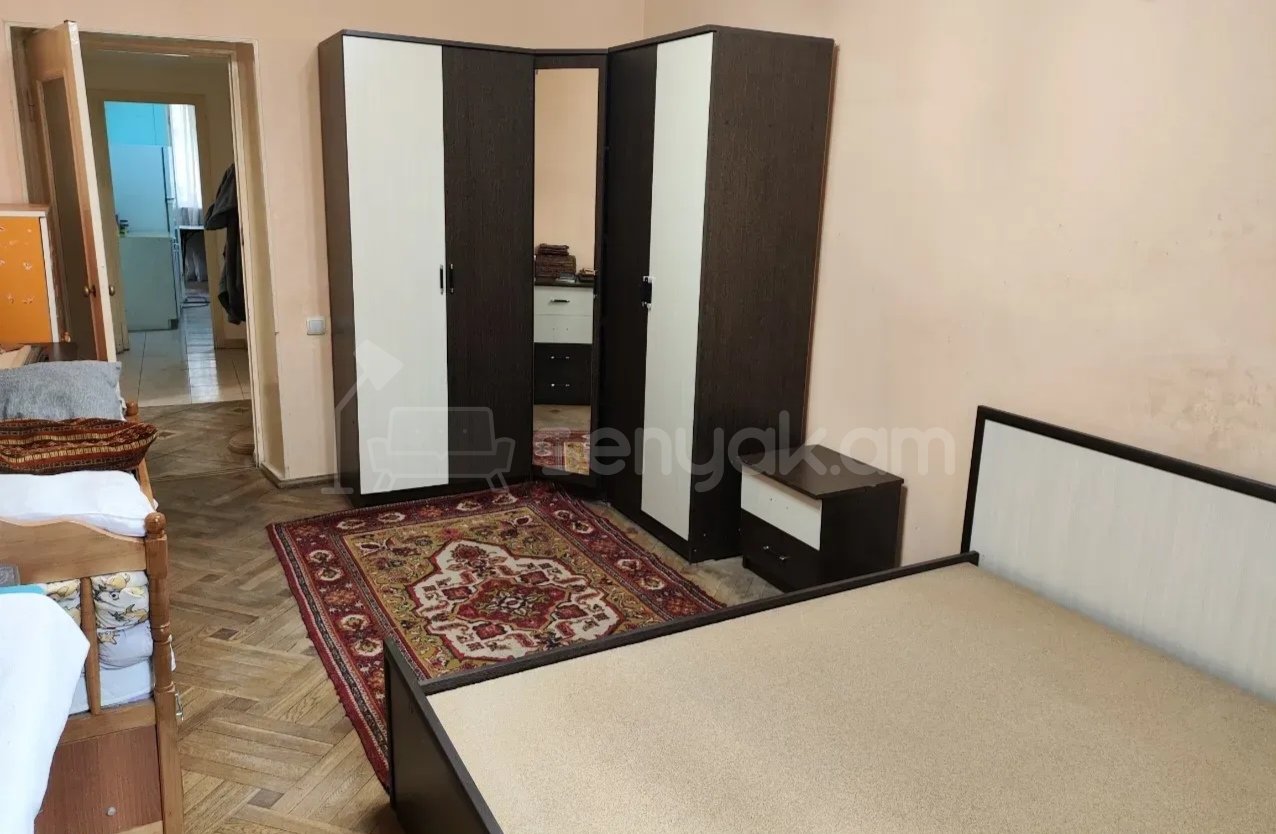 3 Սենյականոց Բնակարան Քարե Շենքում, 70քմ, 2/4 հարկ, Նորմալ Վիճակում