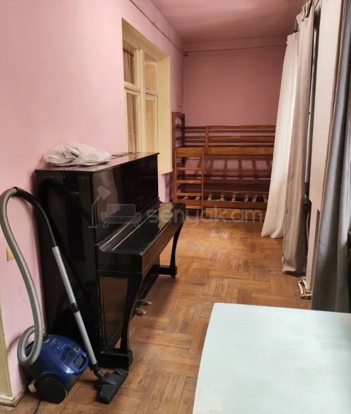 3 Սենյականոց Բնակարան Քարե Շենքում, 70քմ, 2/4 հարկ, Նորմալ Վիճակում