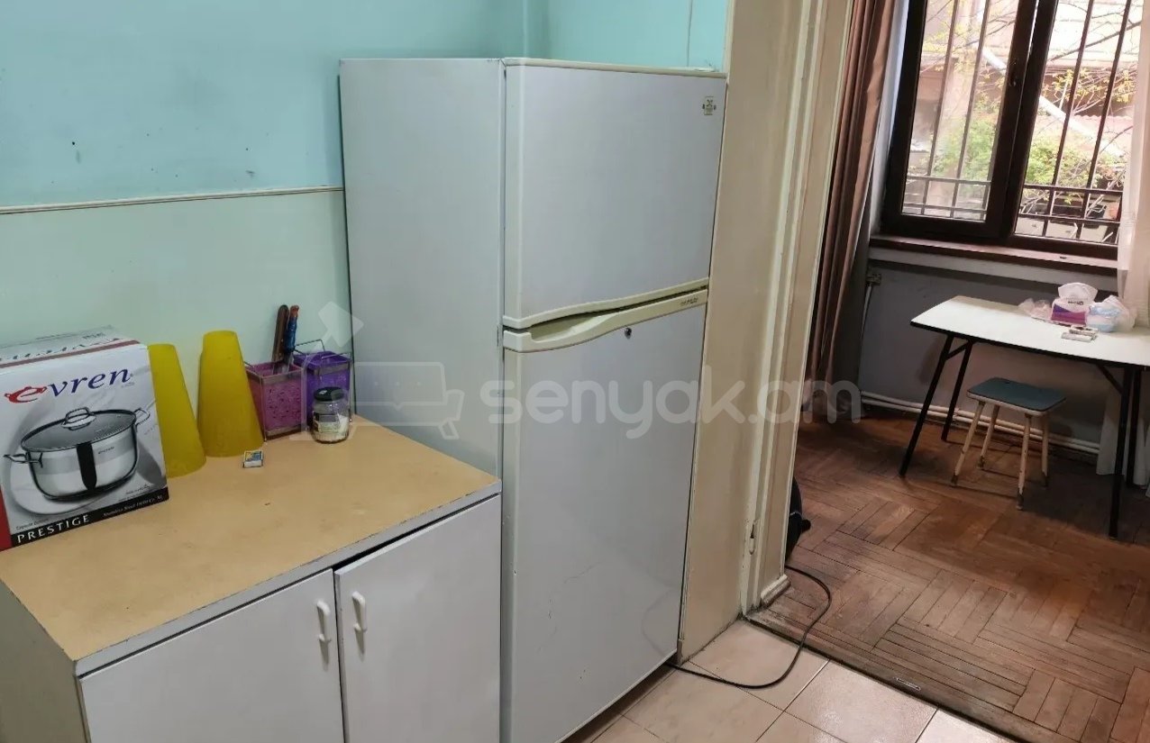 3 Սենյականոց Բնակարան Քարե Շենքում, 70քմ, 2/4 հարկ, Նորմալ Վիճակում